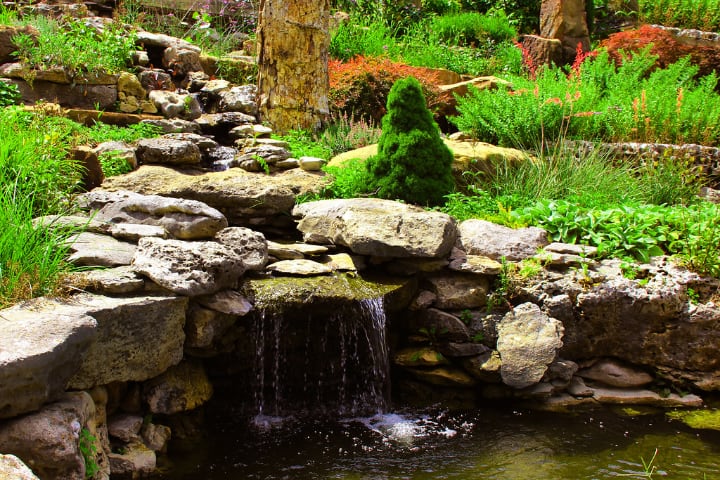 rocas decorativas de jardín en estanque