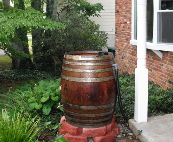 barril de recolección de agua de lluvia con tubería de desbordamiento