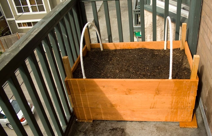 pequeño espacio de balcón con jardinera